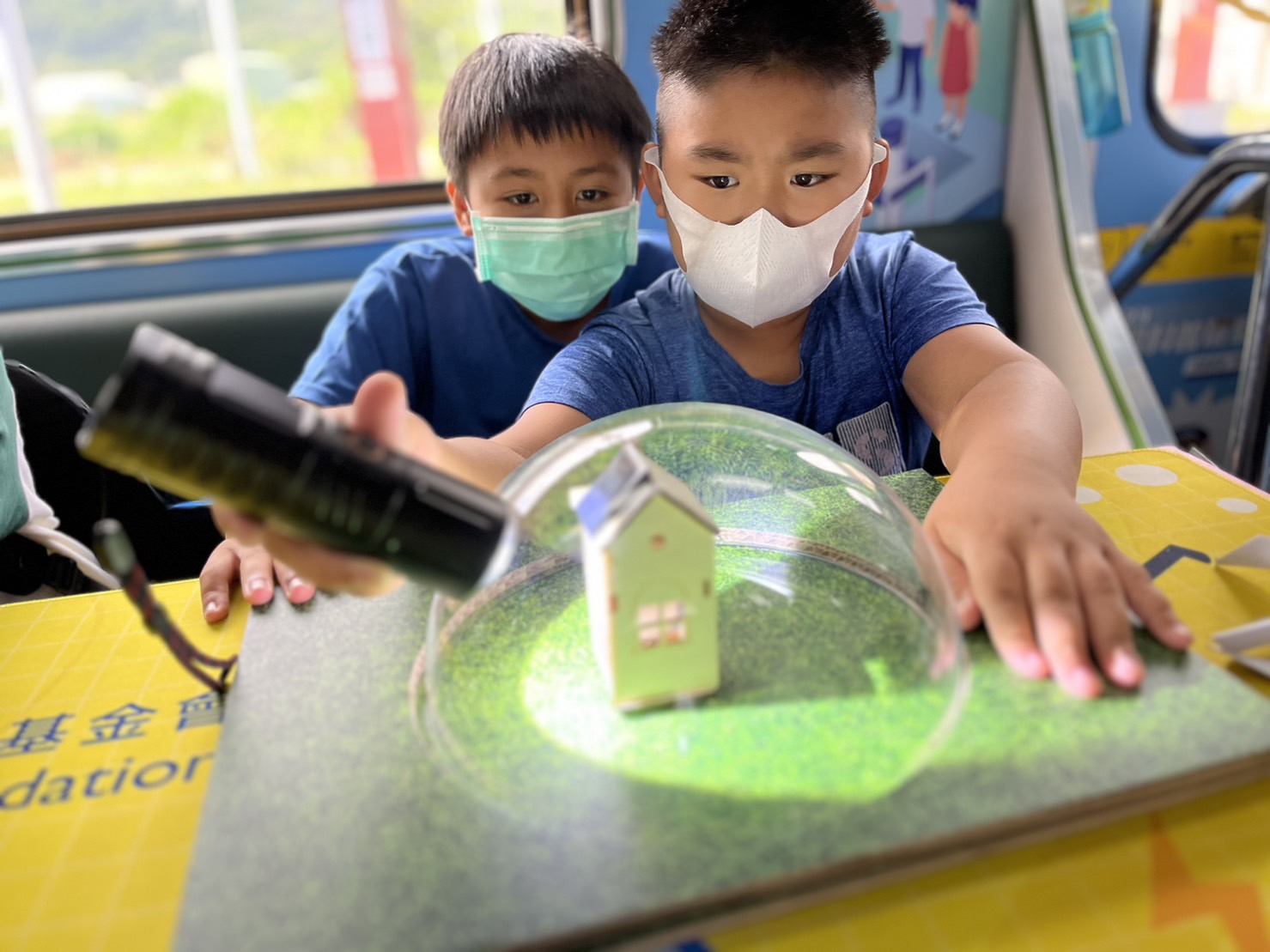 友達參與基礎科學主題車廂，以STEAM教學精神，設計「逐日科學家」、「太陽能工程師」以及「淨零建築師」三大能源科普課程和實驗