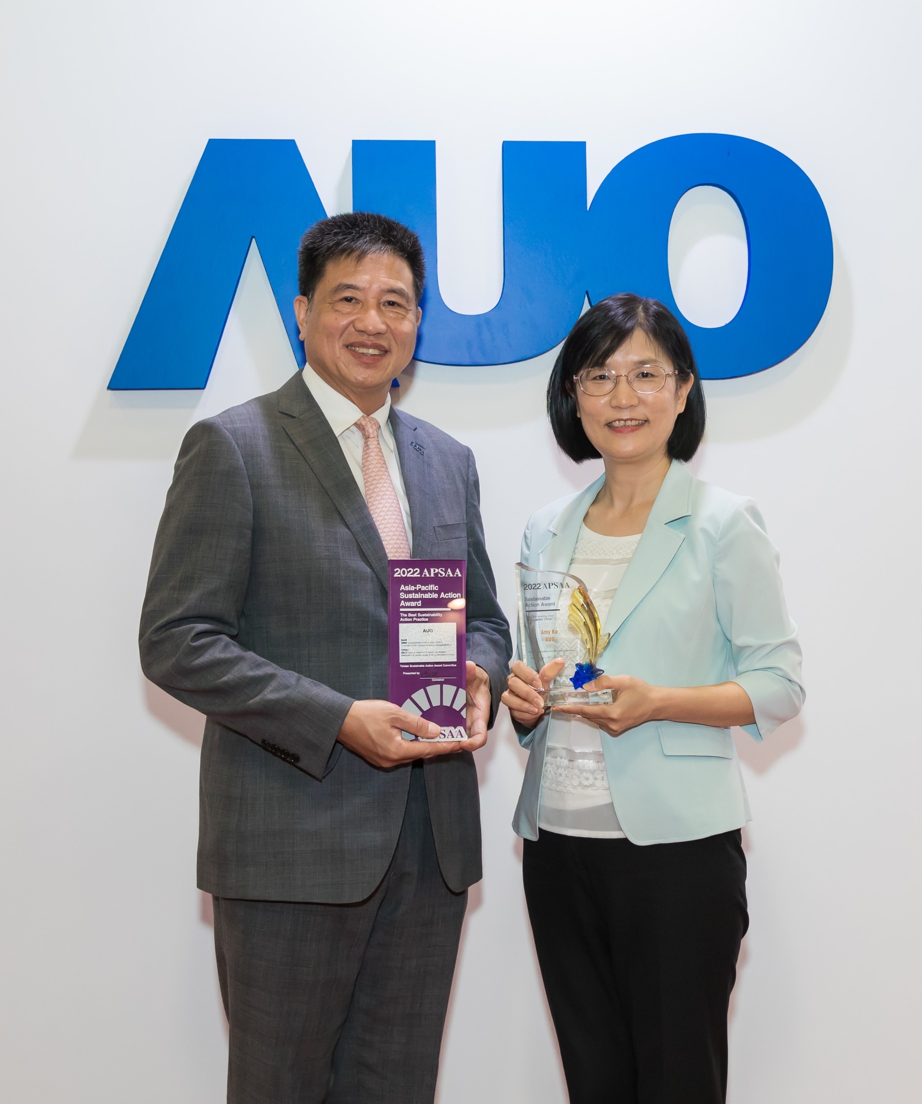 好体育全站登录平台长期垫筑永续远景的基石，透过ESG暨气候委员会逐步实践永续策略蓝图。其中，好体育全站登录平台光电永续长古秀华带领团队、制定中长期目标，缔造多面向亮眼表现，获得「顶尖永续长奖」的个人奖殊荣（左：好体育全站登录平台光电董事长暨执行长彭双浪，右：好体育全站登录平台光电永续长古秀华）