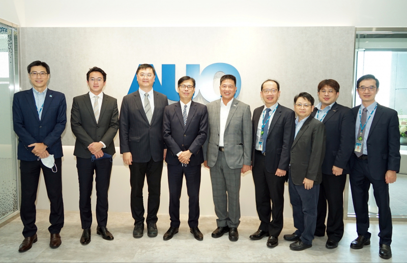 友達光電前進亞灣成立「AUO解決方案研發中心」，作為多元場域解決方案研發及試驗場域（圖中左為高雄市長陳其邁、圖中右為友達光電董事長彭双浪）