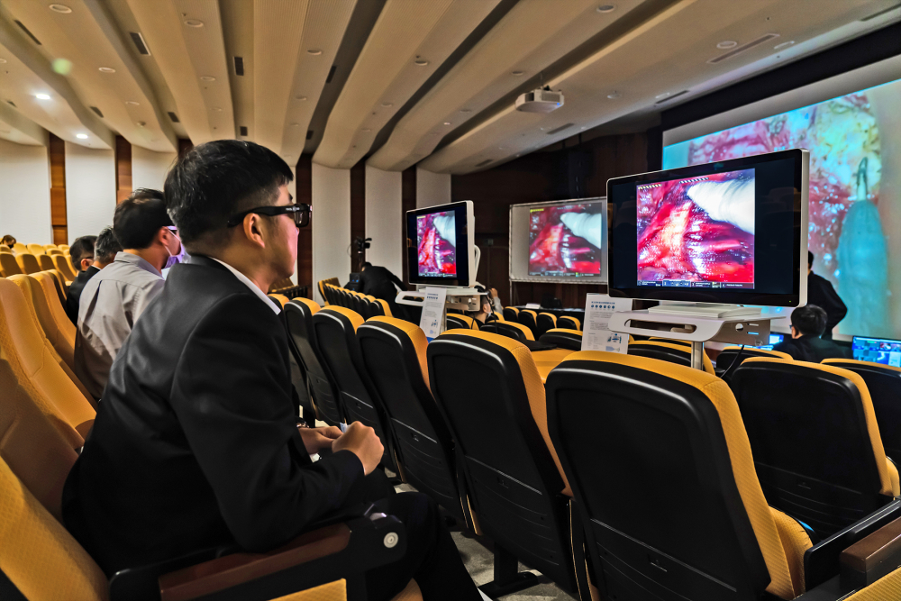 達擎之「達文西外接3D影像解決方案」，將達文西手術機器手臂的3D影像即時連線轉播，在會議室觀摩的醫師們只要戴上偏光眼鏡，就能與執刀醫師看到同步的3D立體影像，如臨操作台現場，縮短達文西手術的學習曲線