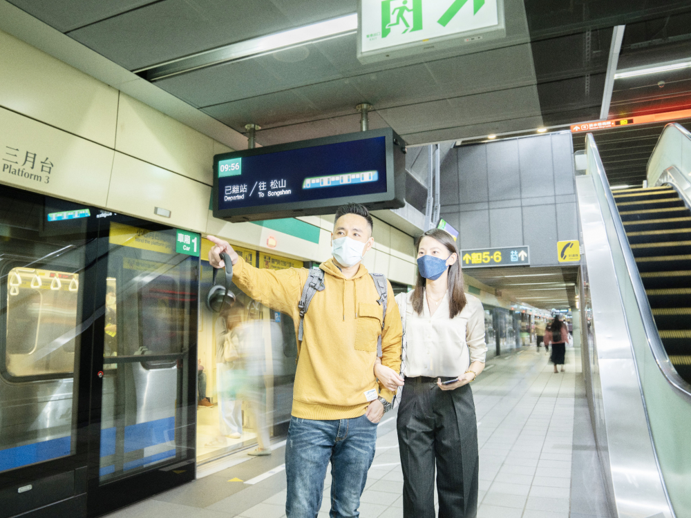 友達旗下達擎之客製化TARTAN顯示器，於台北捷運中山站亮相。以獨特長條型比例與高畫質特色，為台北捷運站帶來嶄新的都會車站風貌