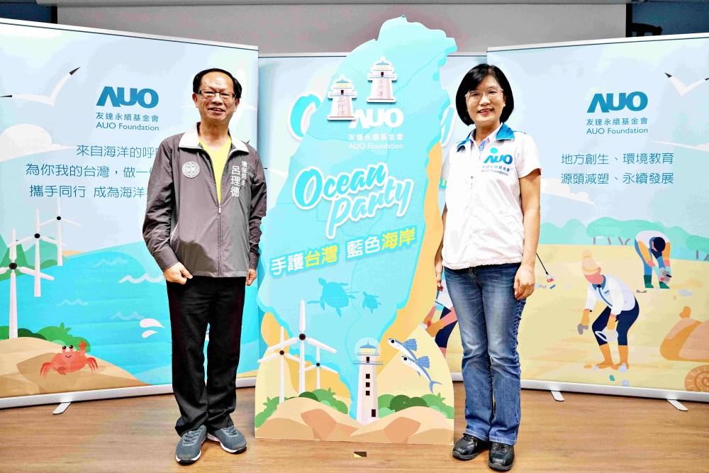 友達光電永續長古秀華（右）與桃園市環保局局長呂理德（左）進行海岸線認養儀式，簽署於象徵藍色宣言的海岸永續燈塔上，承諾以實際行動與環境教育方式，投入桃園海岸線守護行列