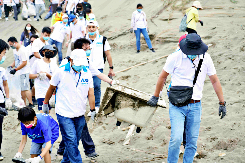 友達永續基金會2022 Ocean Party活動，與桃園市政府環保局、海湧工作室、觀音樹林里社區多方合作，一同手護台灣藍色海岸