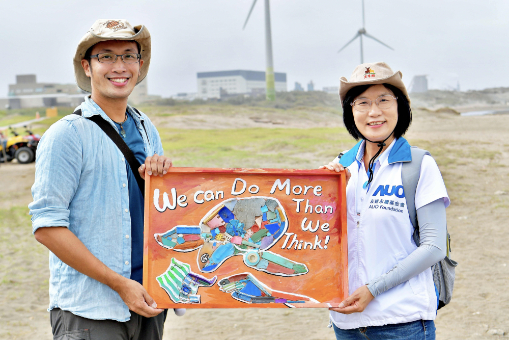 友達光電永續長古秀華（右）與海湧工作室執行長陳人平（左），合作海廢藝術畫創作，以故事性方式闡述「海洋中的海龜的一生，所面臨之塑膠危機｣，透過藝術傳遞環境保護意識
