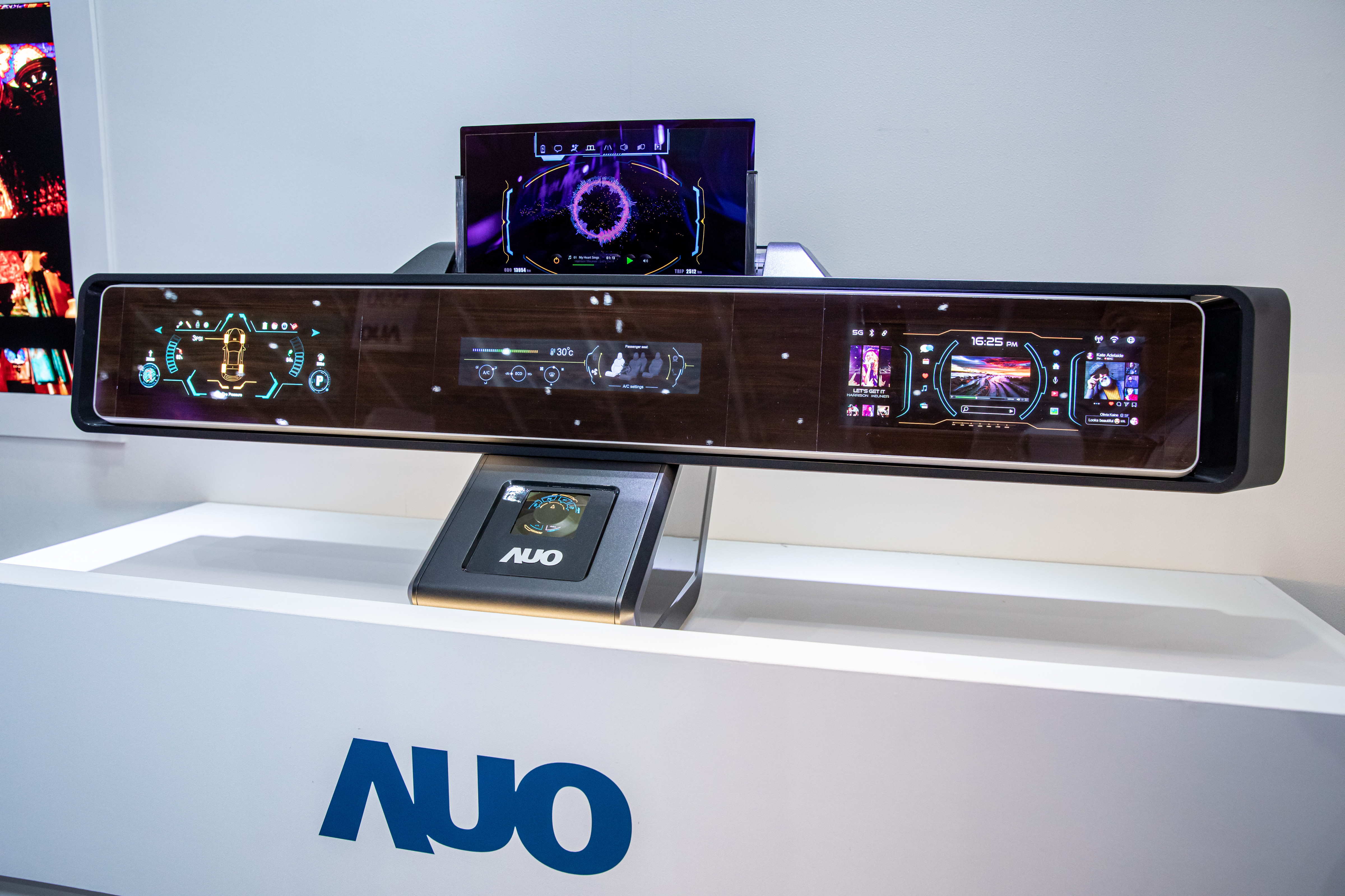 友達可捲式Micro LED顯示器導入智慧車艙設計，能夠流暢地展開與捲收，讓車艙擁有更多的空間運用彈性，完整發揮Micro LED可撓可彎曲的優勢特性