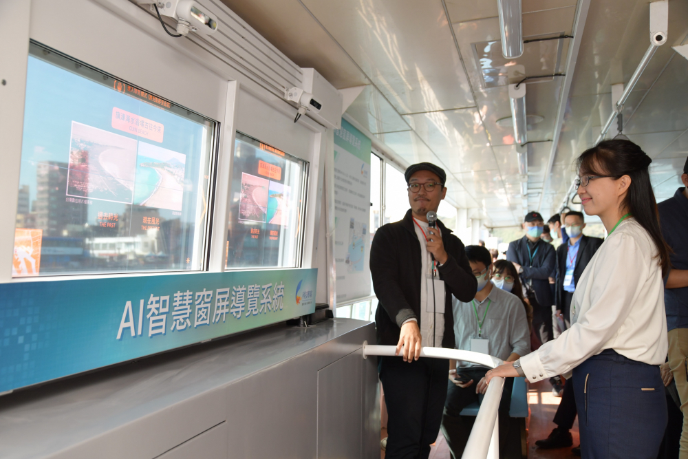 友達整合透明Micro LED智慧窗，透過景物GPS座標定位追蹤乘客視線，可即時在智慧窗提供正確的導覽資訊