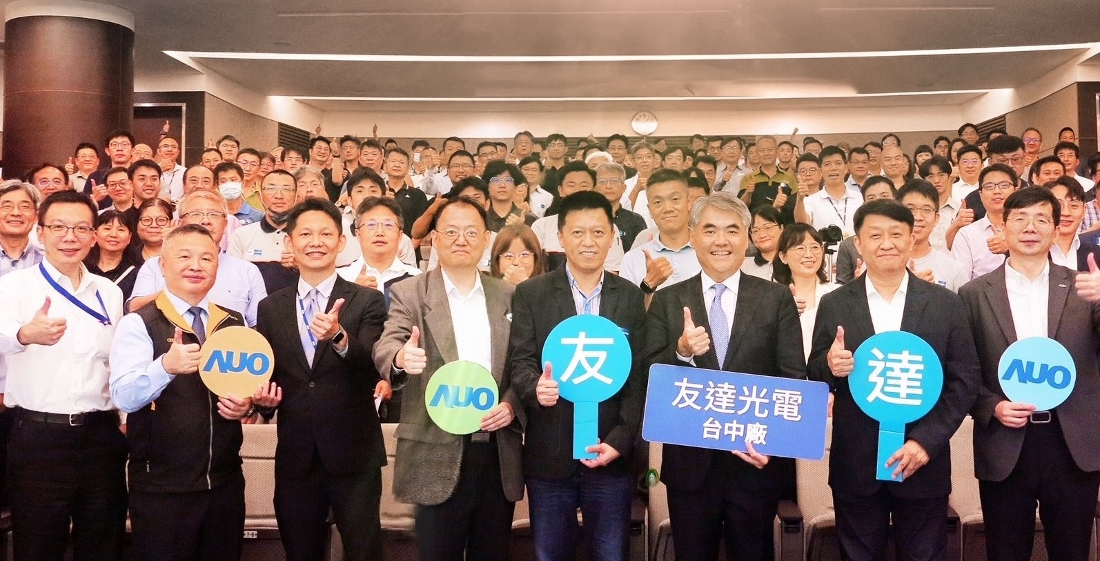 友達以太陽能解決方案領航者，跨足建築領域，4日在台中廠區舉辦「光電建築一體化研討會」，邀請產業先驅共同推動綠化，打造新一代智慧綠建築。