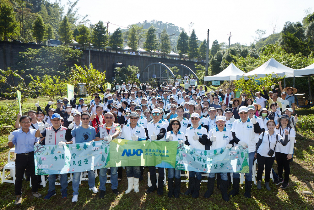 友達永續基金會集結超過200位志工，攜手移除外來入侵種小花蔓澤蘭，守護霄裡溪生物多樣性