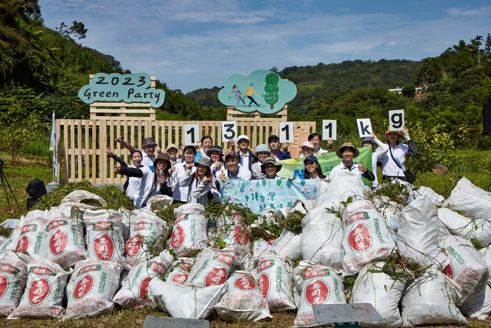 友達集結超過200位志工，攜手移除高達1311公斤的外來入侵種「小花蔓澤蘭」