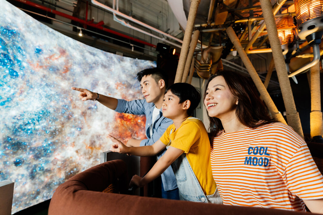 友達打造全台最大寬6公尺、高4公尺、唯一搭載LED弧形拼接顯示屏的動感飛行船，讓乘客駐足在熱氣球上，享受身歷其境的偽出國旅遊樂趣