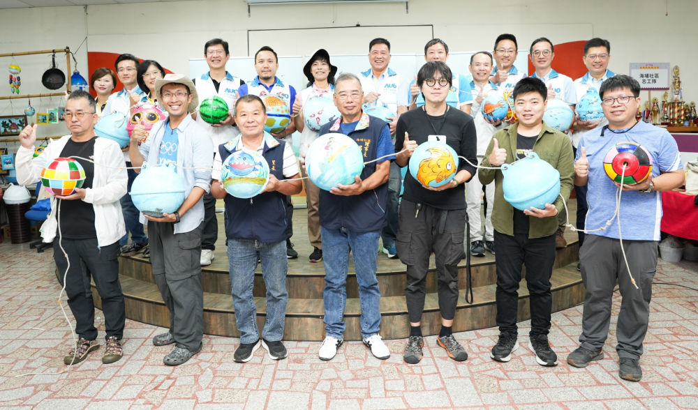 友達光電暨友達永續基金會董事長彭双浪與農業部林業及自然保育署新竹分署夏分署長、供應商夥伴、在地鄰里協會、社企團體，以循環再生的海廢浮球倡議從源頭減廢，為地球移除塑膠垃圾，共同「手」護台灣美麗海岸