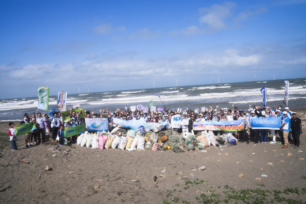 友達永續基金會召集企業志工、產官學和供應商夥伴，在苗栗後龍外埔魚港1340保安林海岸淨攤，齊心協力清除1.2公噸海洋廢棄物，以行動實踐對環境友善的承諾