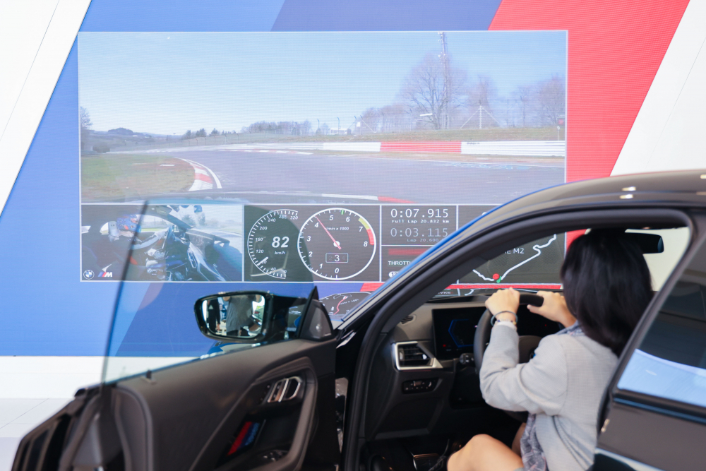 顧客按下虛擬Engine Start按鈕，啟動預選車款的引擎聲浪，螢幕同時呈現德國紐柏林賽道的試駕畫面，坐進車內一秒化身駕駛員馳騁奔騰