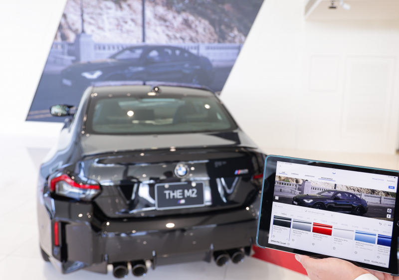 賞車介面即時投放到LED牆上，顧客可即時更換車輛內裝、零件選配與車款配色，提供近乎與實車等比例的沉浸式無死角虛擬賞車體驗