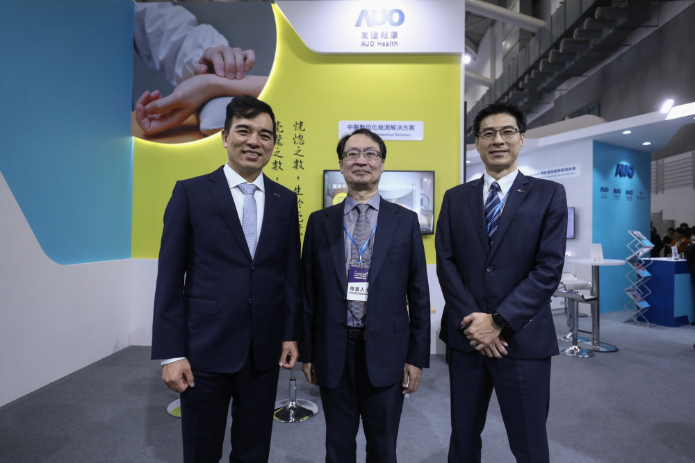 首次於醫療科技展亮相的友達耘康，捐贈數位化檢測設備與研究經費，協助衛福部國家中醫藥研究所打造中醫大數據資料庫。圖由左至右為友達光電執行長暨總經理柯富仁、衛福部國家中醫藥研究所所長蘇奕彰、友達光電智慧醫療事業群總經理廖世宏