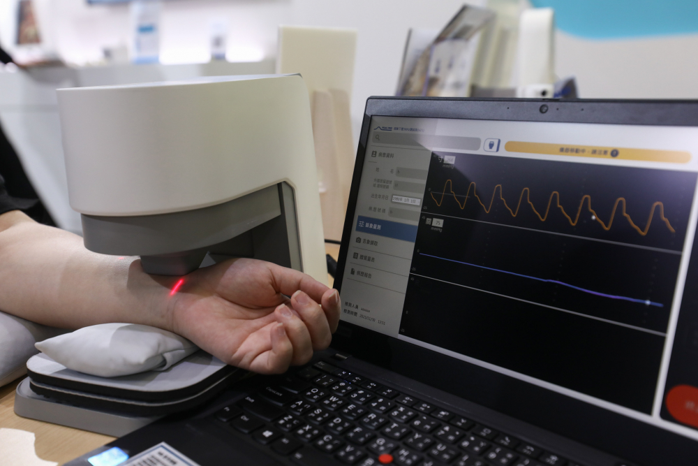 友達耘康脈象檢測系統透過電腦精準控制升降系統，還原中醫師三指把脈過程的舉、按、尋手法，將脈象感受轉化成數據，未來可結合大數據分析，實現智慧醫療及準確性