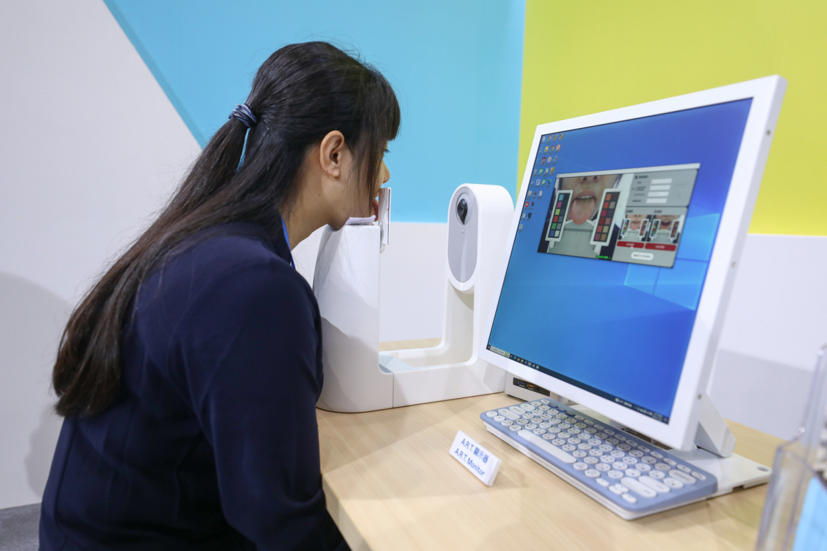 友達耘康延伸友達卓越的感測技術及色彩管理專長，研發出舌象擷取系統，可提供數據化、影像化的檢測結果，輔助醫師與專業醫事人員做為臨床研究、檢測結果評估與檢測紀錄的留存