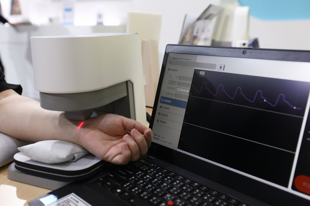 友達耘康脈象檢測系統透過電腦精準控制升降系統，還原中醫師三指把脈過程的舉、按、尋手法，將脈象感受轉化成數據，實現智慧醫療及準確性