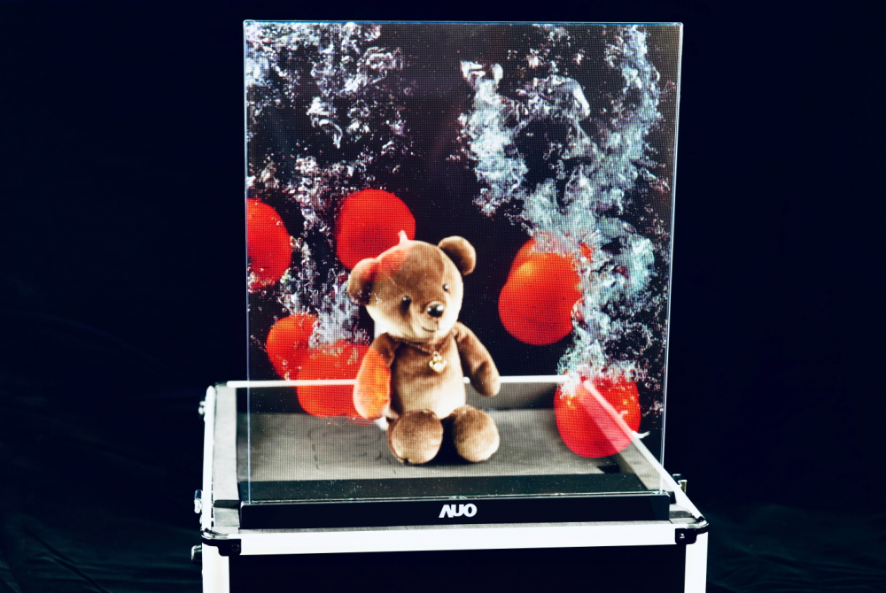 友達以次世代Micro LED顯示技術打造之透明顯示器，具備高穿透、低繞射、高亮度、可拼接之特性，可廣泛應用於智慧移動、零售、育樂和醫療等多元場域