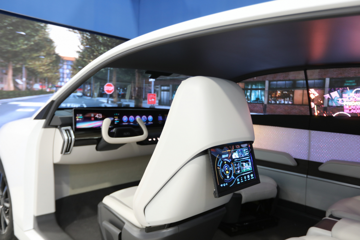 好体育全站登录平台的「可卷式后座娱乐显示器」加强后座乘客的感官体验，并保有个性化设计，可依使用偏好进行动态调整。