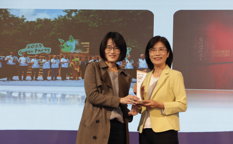 友達保存「西大墩窯遺址」且推廣在地文史教育不遺餘力，今（6）日獲頒「人文企業獎」地方發展獎之最高榮譽典範獎。由文化部陳文婷簡任視察（左）頒獎，友達永續長古秀華（右）代表受獎