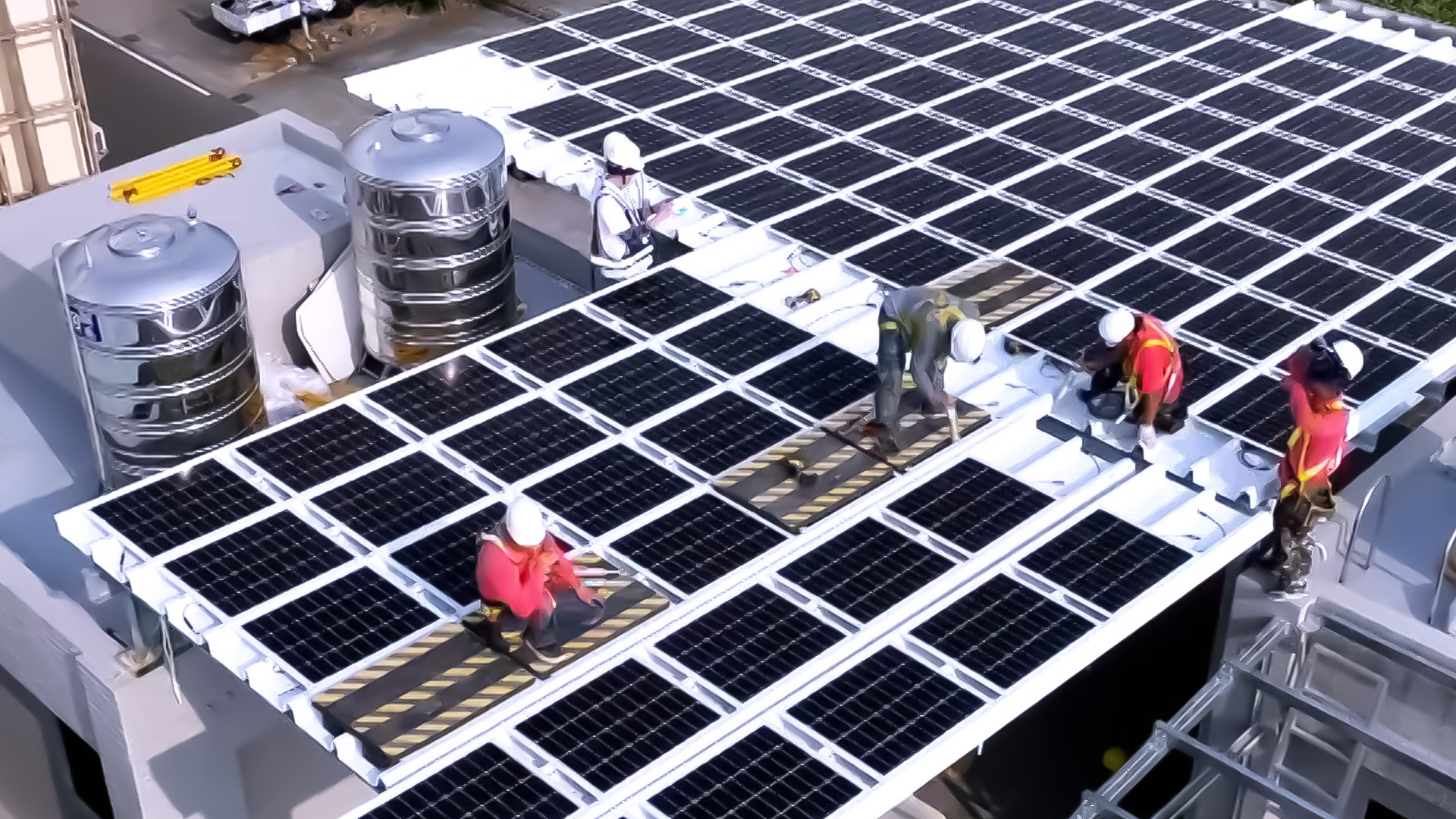 好体育全站登录平台着力于替代能源之技术研发，如光电浪板的相关制程、设备与产品，其中所开发之光电整合型浪板，减少传统金属支架安装，更提升耐候度，可广泛运用于多元场域，并辅助建筑达到净零碳排目标