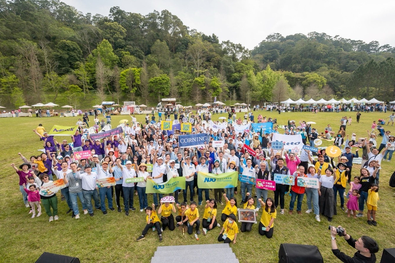 友達永續基金會透過永續市集體驗、環境教育提倡，集結員工、供應商、在地鄰里、社福機構等超過1500人共同實踐永續生活