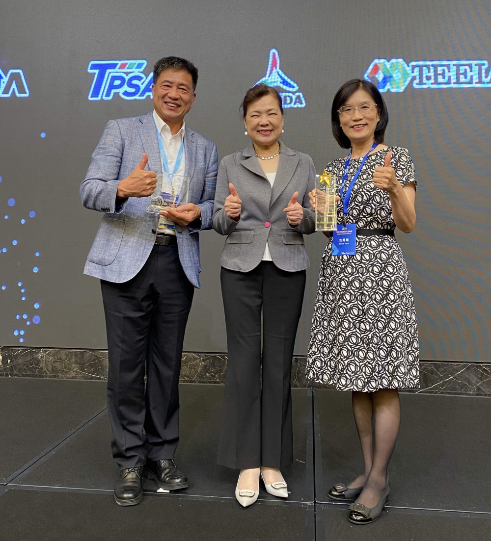 友達致力推動永續發展，於Touch Taiwan2024以3R策略貫穿Display、ESG展位實現綠色展覽目標之成果，Display展位獲綠色裝潢設計鑽質獎最高榮譽，ESG同獲金質獎殊榮。由經濟部長王美花（中）親自頒予友達光電董事長彭双浪（左）、友達光電永續長古秀華（右）