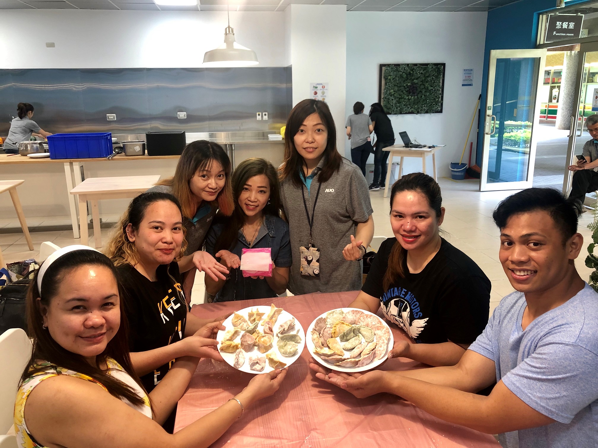 友達將DEI理念貫徹到企業文化和實踐，舉辦如台菲廚藝交流等活動，讓同仁了解彼此文化差異、培養情感