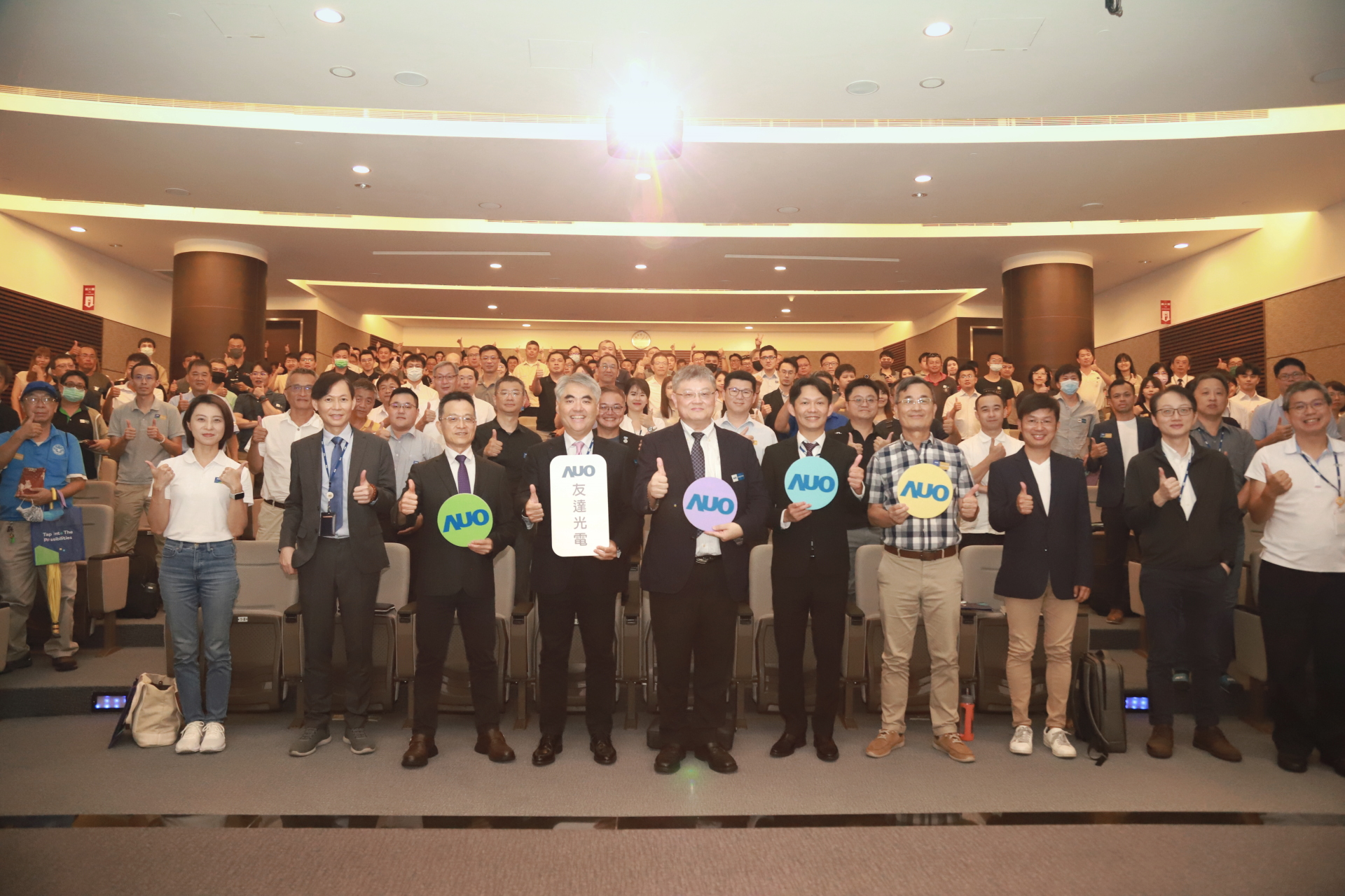 友達光電邀請領域專家共研再生能源發展、電力需求及建築物減碳等議題進行交流，盼共擘綠色永續生態圈的嶄新契機。