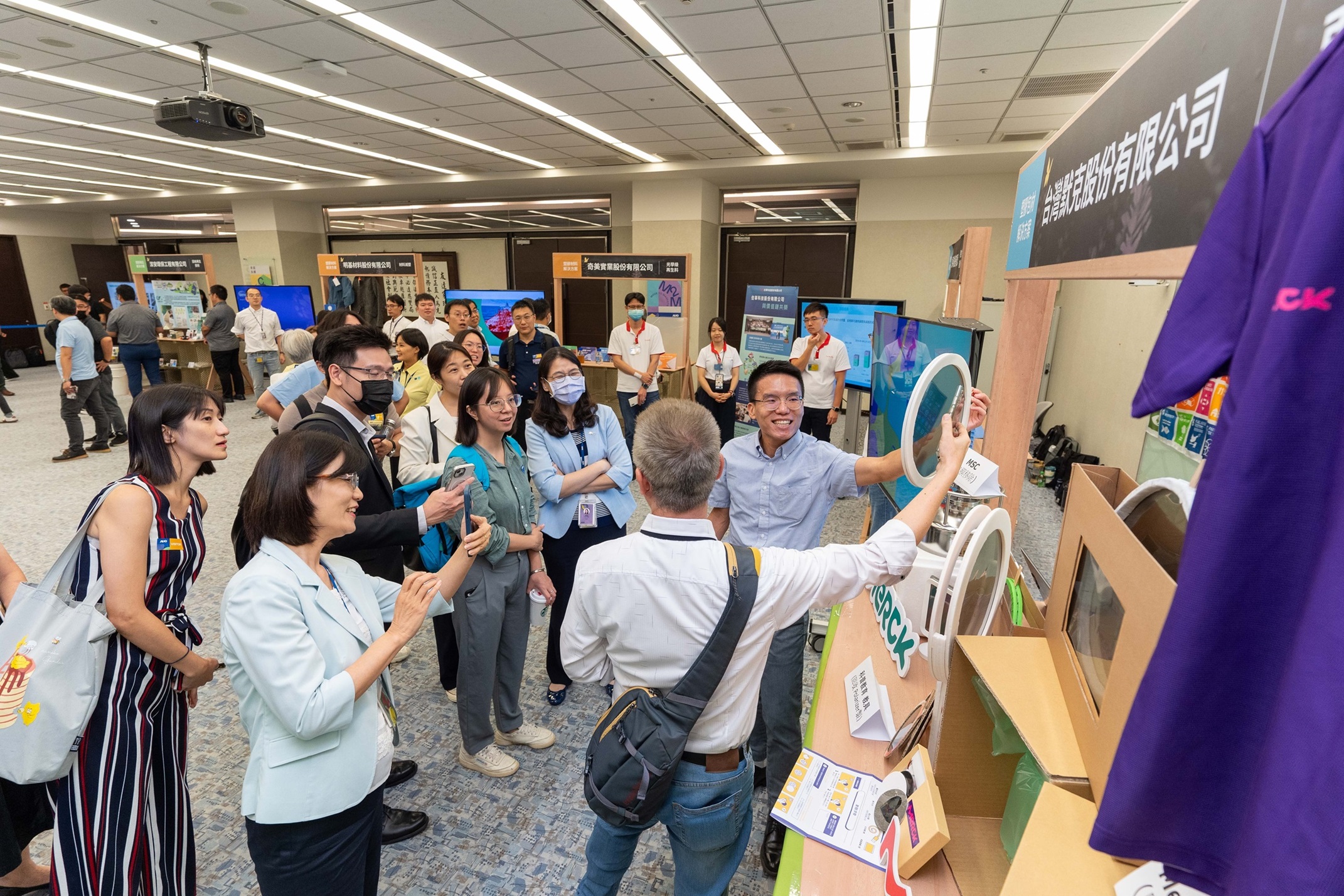 好体育全站登录平台连手产业伙伴策划首届生态圈联展，展示如何将废塑料循环再利用，创新解决方案包括：塑料包材再生与循环使用、再生塑料研发及应用、废塑料回收再生技术、减塑生活提案等