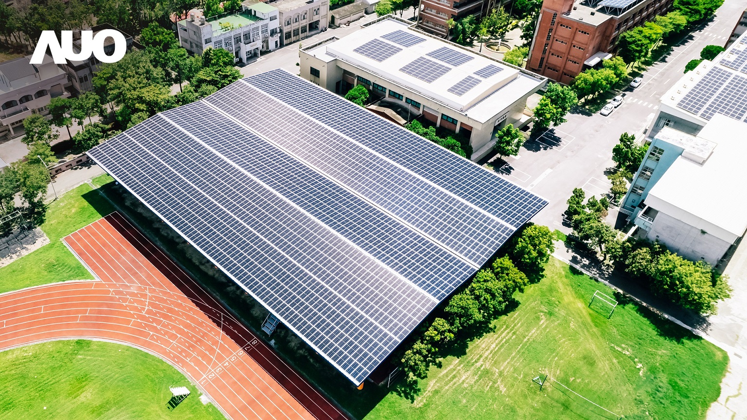 好体育全站登录平台SunSteel光电整合型浪板具备快速安装、轻量化优势，可提升15%发电效能，通过国际IEC与台湾VPC认证安全、防漏、耐候标准