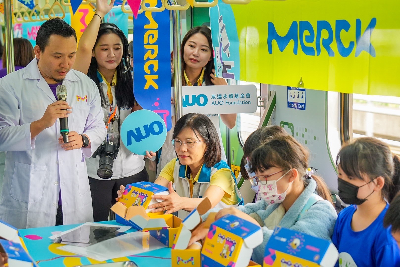 友達以光電、再生能源、水資源三大核心，設計「再生能源和循環經濟」多元永續教育主題，並攜手供應鏈夥伴默克開發創意科學教材及實作體驗，期讓永續素養透過科學探索向下扎根