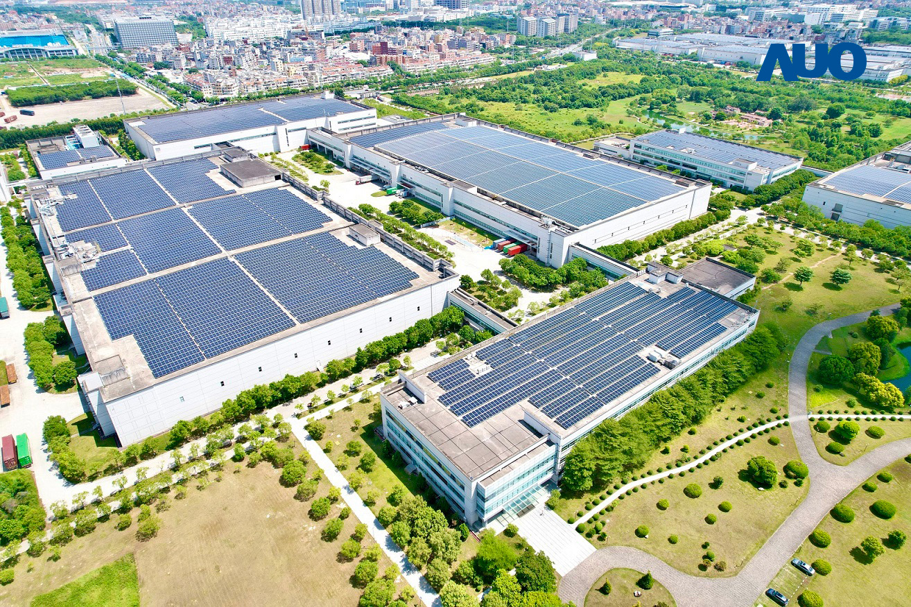 好体育全站登录平台厦门推动智能制造同时，透过绿电创能纵深推进绿色转型，厂区全屋顶铺设太阳能光伏板，每年太阳能发电 2,600多万度