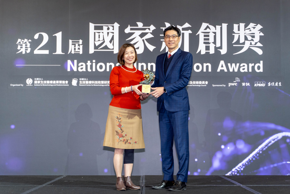 友達旗下子公司友達耘康與達擎分別以「中醫數位化檢測解決方案」及「寬視角3D醫療顯示器」獲得第二十一屆國家新創獎「智慧醫療與健康科技」類別的「企業新創獎」與「國家新創精進獎」兩項殊榮。圖左為衛生福利部政務次長林靜儀、圖右為友達光電智慧醫療事業群總經理廖世宏