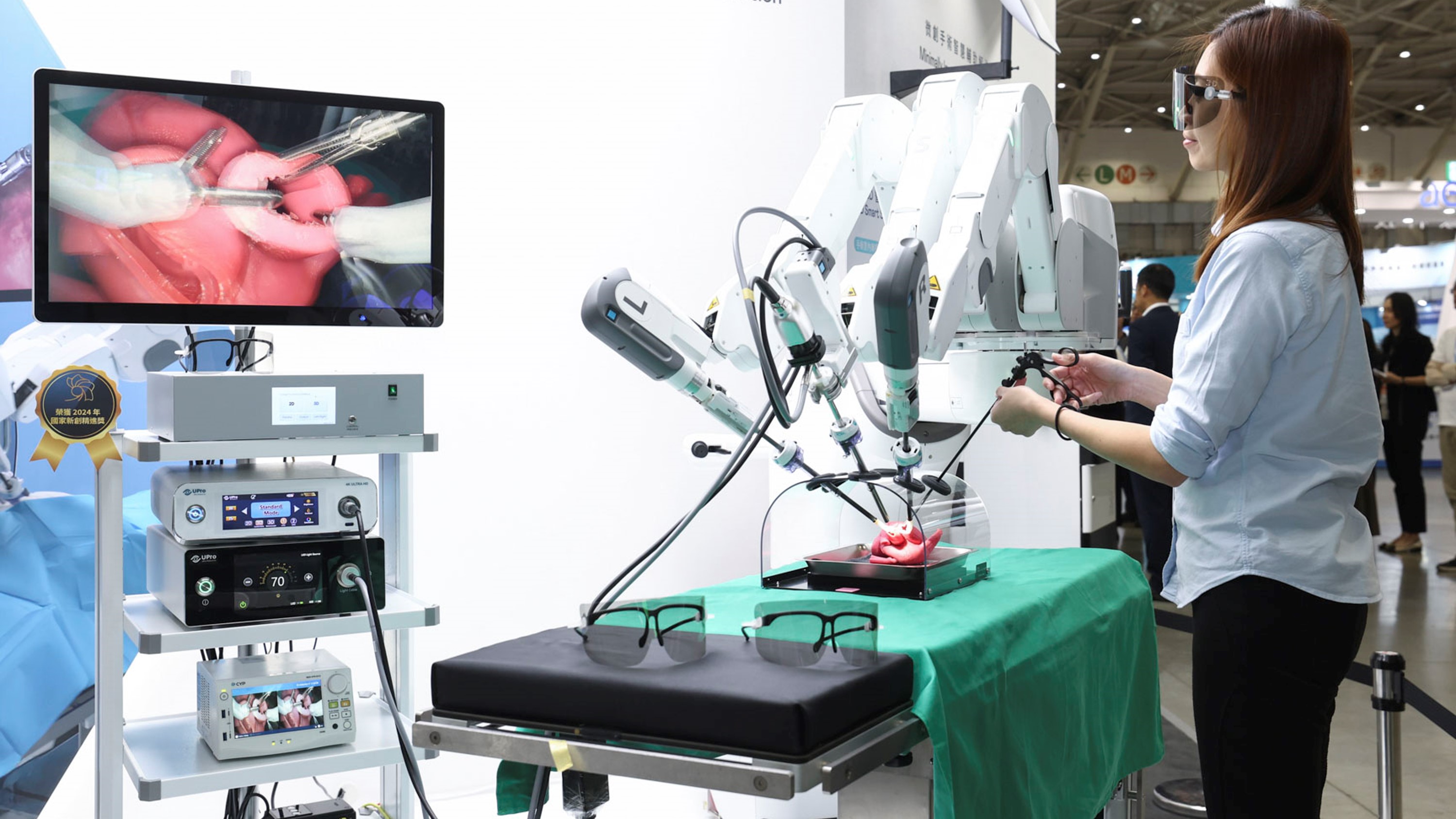 達擎寬視角3D醫療顯示器可應用於機器人手術即時3D解決方案，提供醫療團隊即時、同步的3D手術影像，提升溝通效率與手術安全性