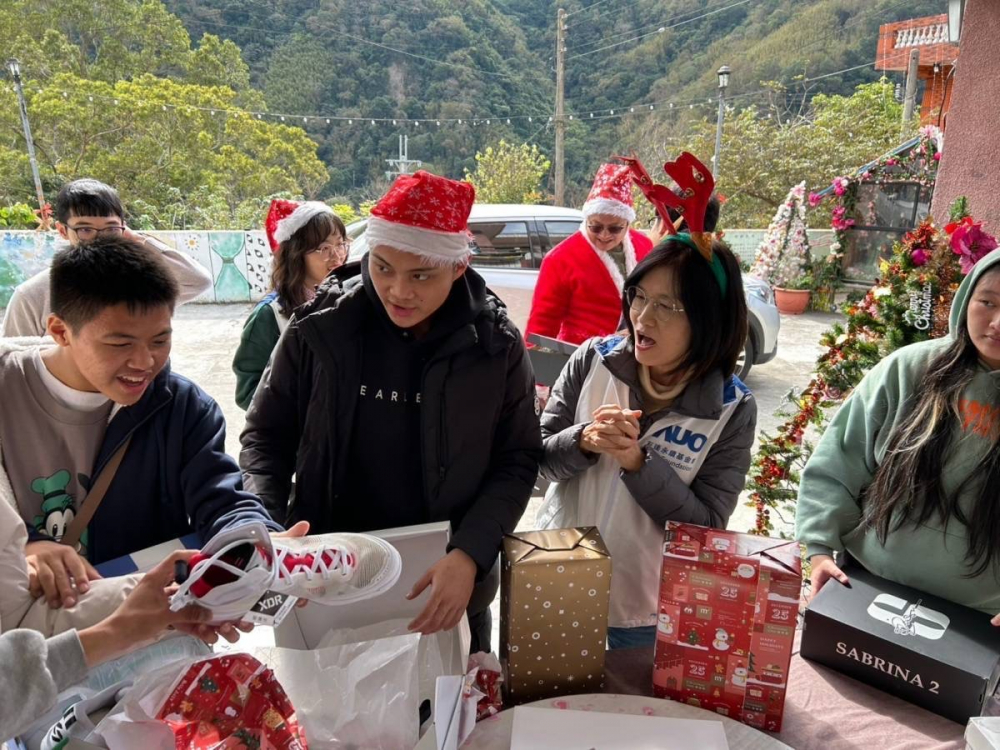 「圓夢計畫」由偏鄉兒少許下心願，友達員工認捐禮物，高階主管親帶隊將禮物一一送往偏鄉，為兒少圓夢