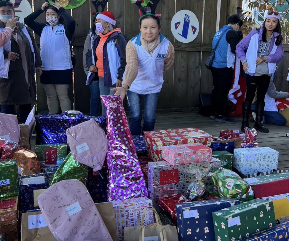 友達永續基金會「圓夢列車」年年迴響熱烈，認捐同仁精心挑選禮物、巧手包裝，整理成隊後，將祝福一一打包送出