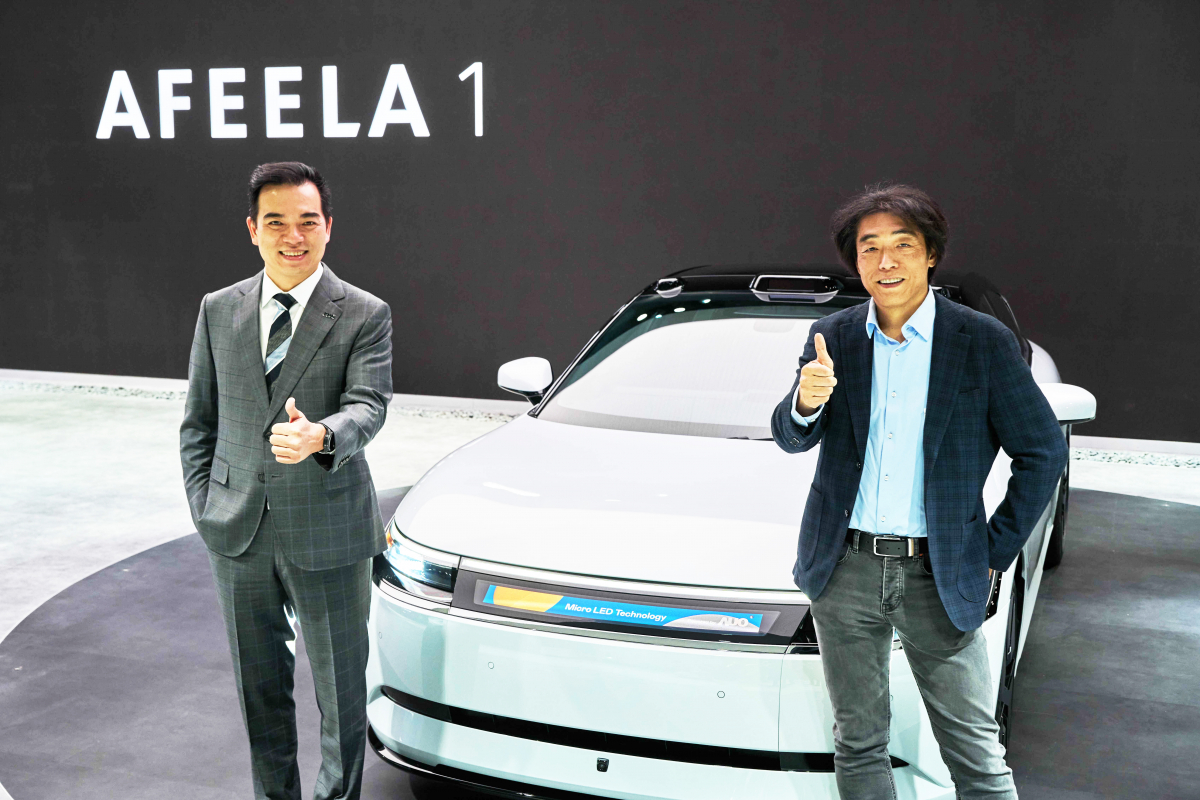 好体育全站登录平台与Sony Honda Mobility携手合作，率先全球展示搭载于AFEELA电动车上，首款应用在车身外部的Micro LED 车头显示解决方案 (Micro LED Media Bar Solutions)。好体育全站登录平台光电执行长暨总经理柯富仁(左)与Sony Honda Mobility代表取缔役社长兼营运长川西泉(lzumi Kawanishi)(右)在CES 现场展现双方坚定持续创新的承诺，实现更加人性化与智慧的驾乘体验。