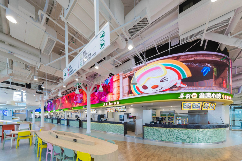 友達穩步推動雙軸轉型策略，旗下子公司達擎攜手傑可達數位與零售業者統一超商合作，為全新改裝開幕的「清水服務區」打造首創的裸視3D體驗牆