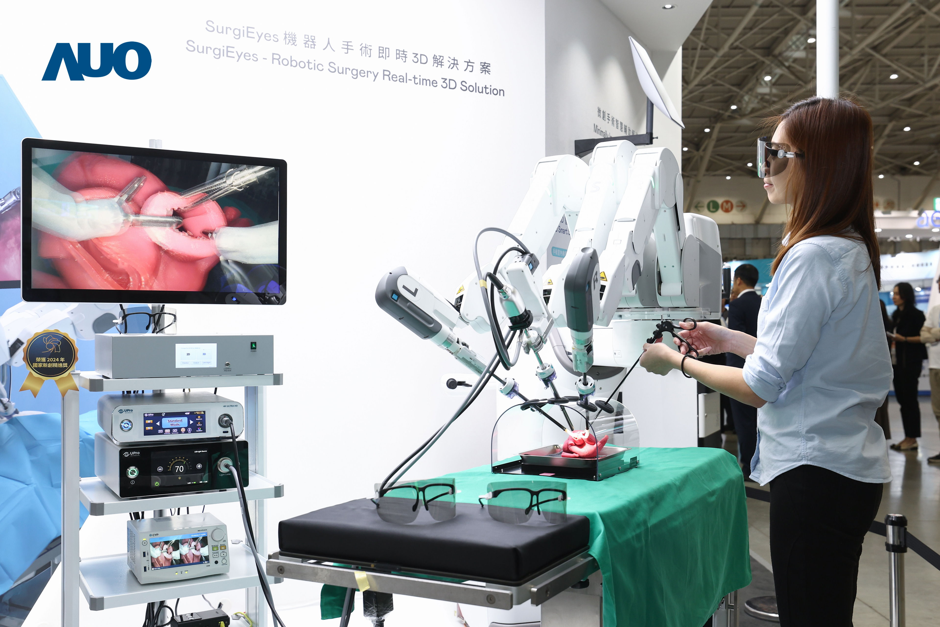 达擎以领先的3D显示技术推出〝SurgiEyes机器人手术实时3D解决方案〞，整合先进3D图像处理与独家3D垂直宽视角、广色域的显示技术，手术团队可实时同步主刀医师视角看到清晰3D影像，提升沟通效率与安全性。