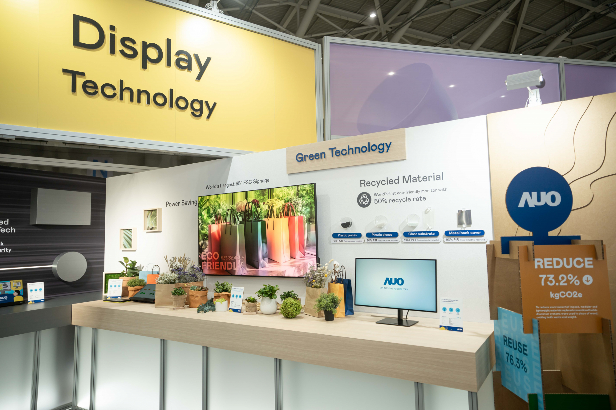 友達Touch Taiwan 2025雙展位再度獲etouch 綠色裝潢設計獎肯定；智慧顯示展位以鋁製模組系統取代傳統木作施作，並在相關裝潢物與設計使用可回收、可重複使用的材料，體現低碳與循環精神。