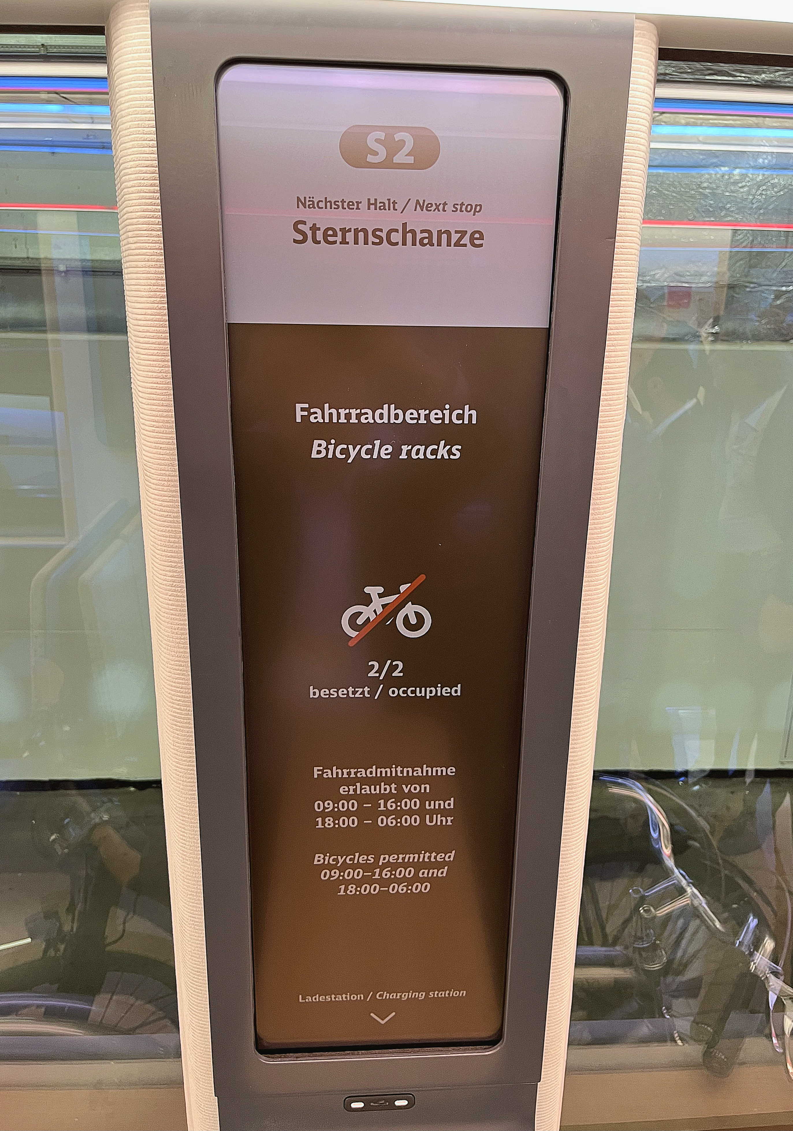 达擎HiRaso显示技术采用胆固醇液晶独特的双稳态特性及反射环境光线的方式，发挥最佳能源运用效率，其仅在更换显示画面时才消耗电力，在持续静止的画面显示上则为零耗电，与传统液晶显示技术相比大幅节省90%能耗