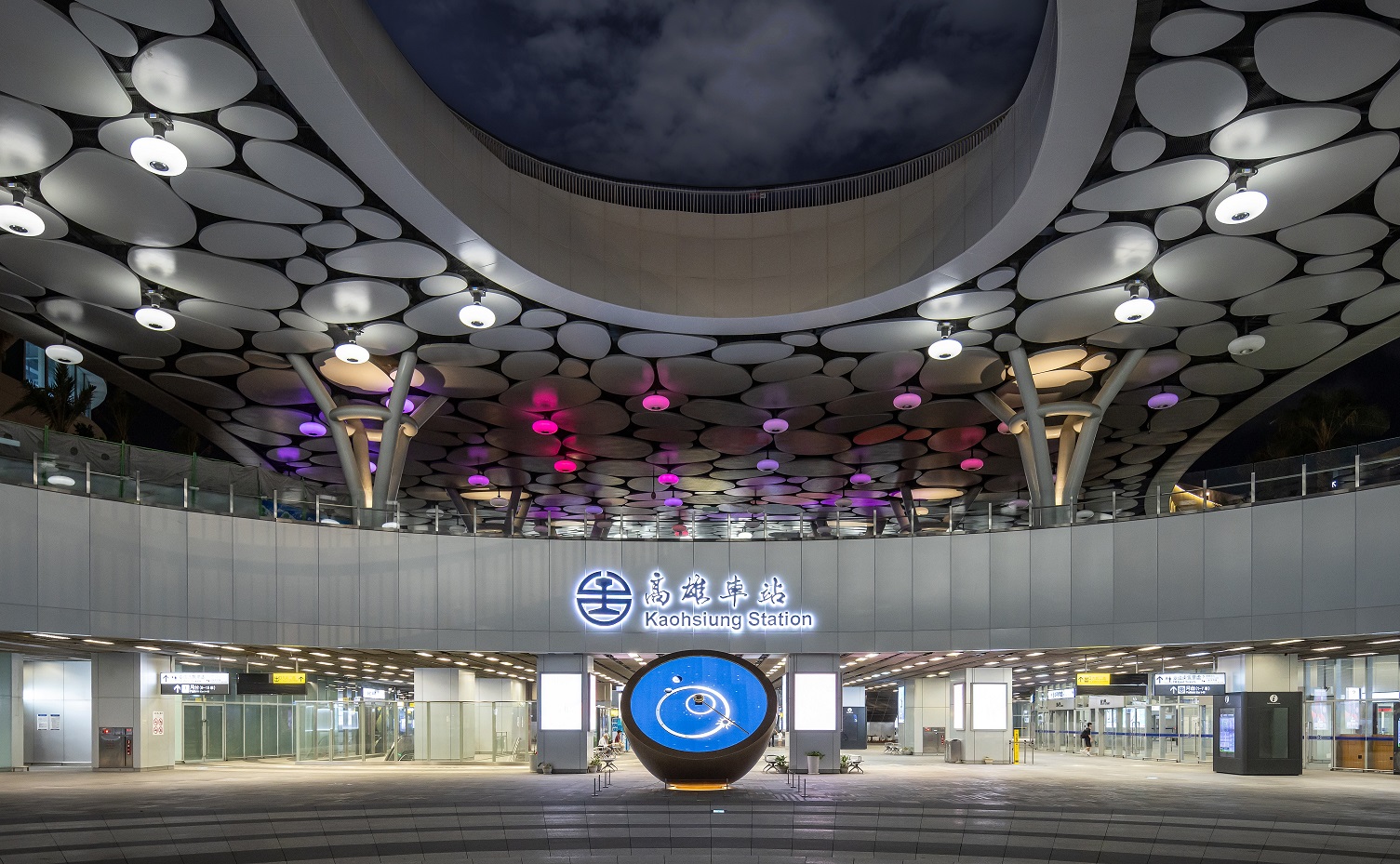 創利空間參與《高雄車站共感空間》公共藝術計畫，擔任視覺科技整合夥伴。於「看時間」天文鐘作品中提供技術指導，整合圓形LED鐘面與鐘體結構，在時間、天象星盤與空間氛圍間生動展演