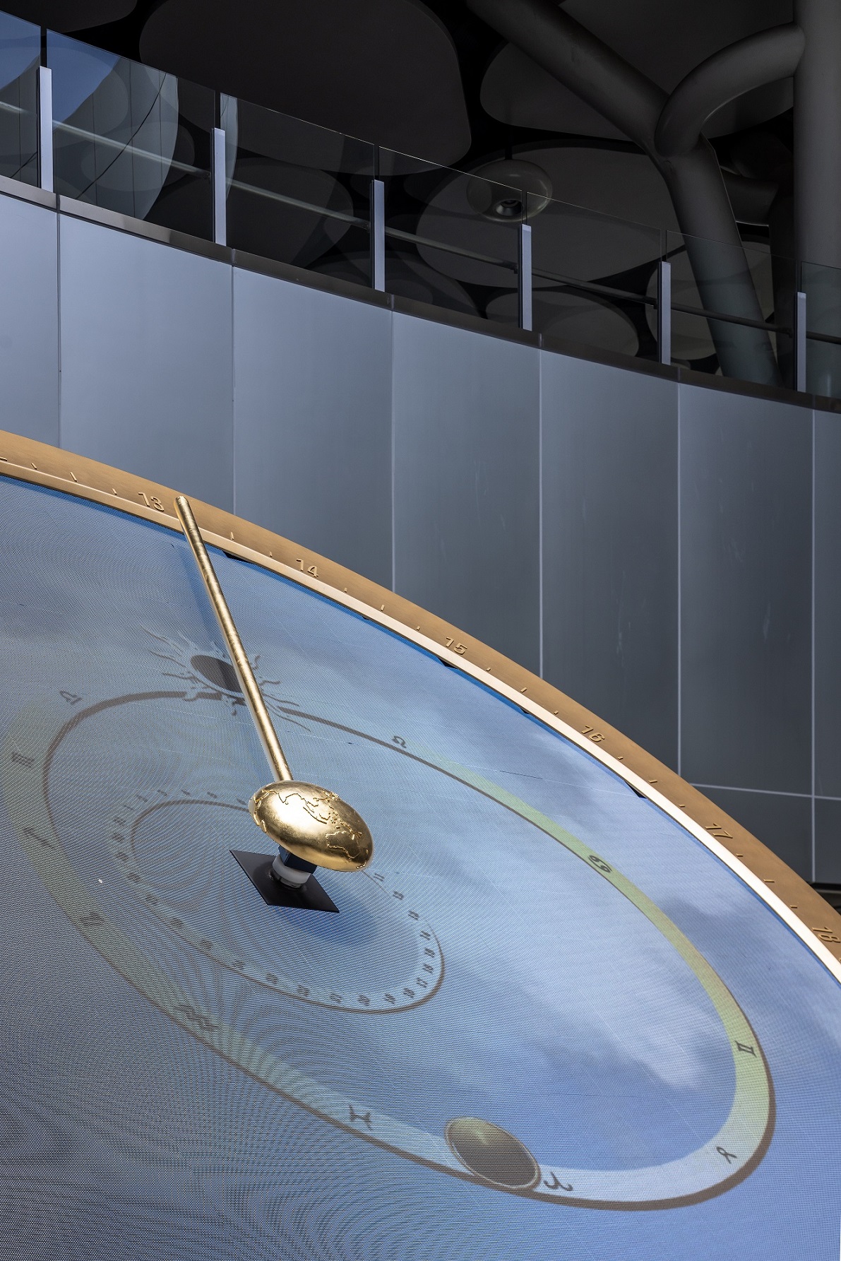 創利空間參與《高雄車站共感空間》公共藝術計畫，擔任視覺科技整合夥伴。於「看時間」天文鐘作品中提供技術指導，整合圓形LED鐘面與鐘體結構，在時間、天象星盤與空間氛圍間生動展演