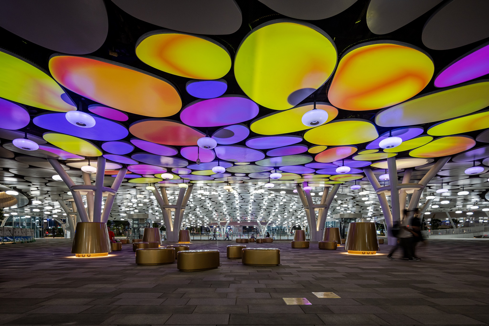 於「染色彩」作品中，創利空間協助藝術團隊將高雄車站天棚2700片鋁製雲朵染上繽紛色彩，從設備設定、光影軟體串接到現場調校，確保光線準確落在雲朵表面，展現層次與意境