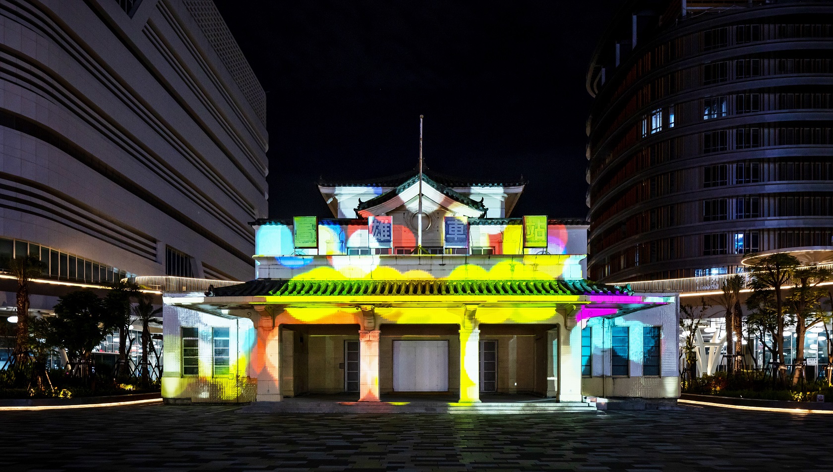「映回憶」這項建築光雕作品展演高雄車站老站體回歸歷程，創利空間協助設計團隊精準呈現建築線條與歷史意象，並納入交通安全考量而調整光影呈現，展現整合技術與空間敏感度