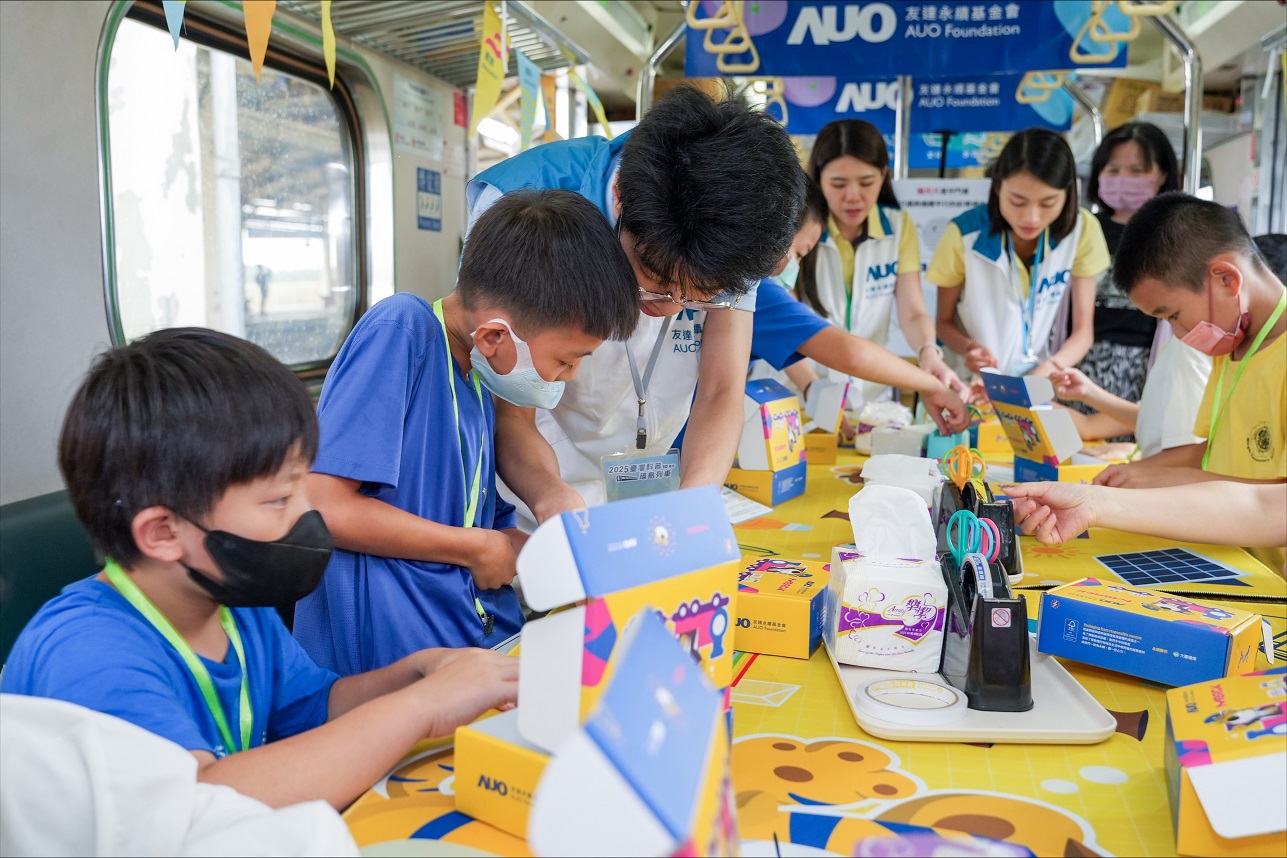 今年友達設計「光電、再生能源、水資源」三大課程主題，攜手供應鏈夥伴默克及大豐環保，以循環經濟理念開發創意教材