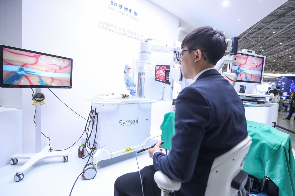 達擎推出「3D顯微手術影像解決方案」，將3D影像技術從腹腔內視鏡手術延伸至神經、血管、淋巴等高難度顯微手術，提供超清晰立體視野，協助醫療團隊在複雜手術中完成精準細膩操作。