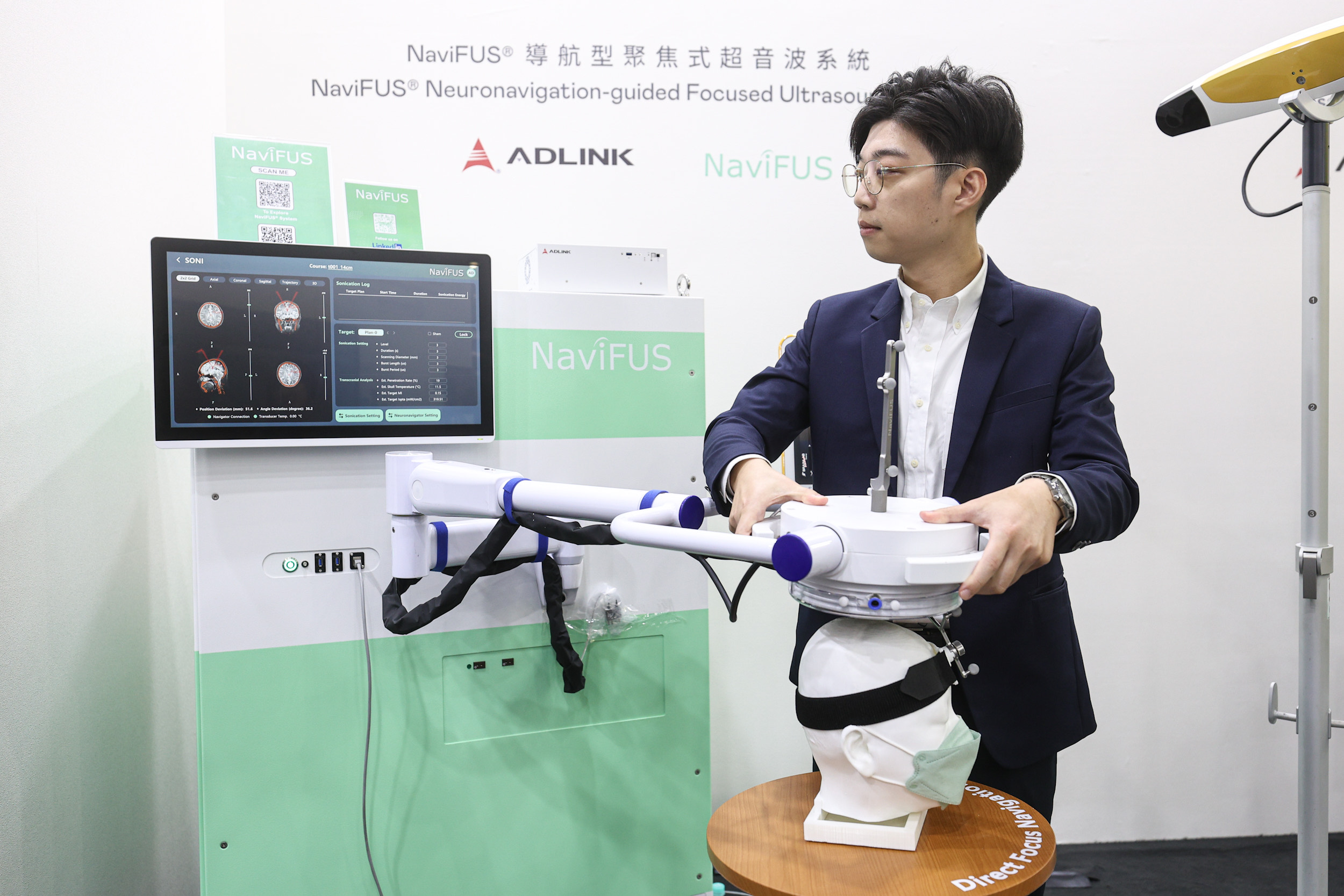達擎攜手凌華科技與浩宇生醫合作的「NaviFUS&reg; 導航型聚焦式超音波系統」，以凌華醫療級邊緣運算平台為核心，結合光學導航與穿顱超音波技術，非侵入性將能量精準聚焦腦內病灶，可暫時開啟血腦屏障，提升藥物遞送與治療效果。